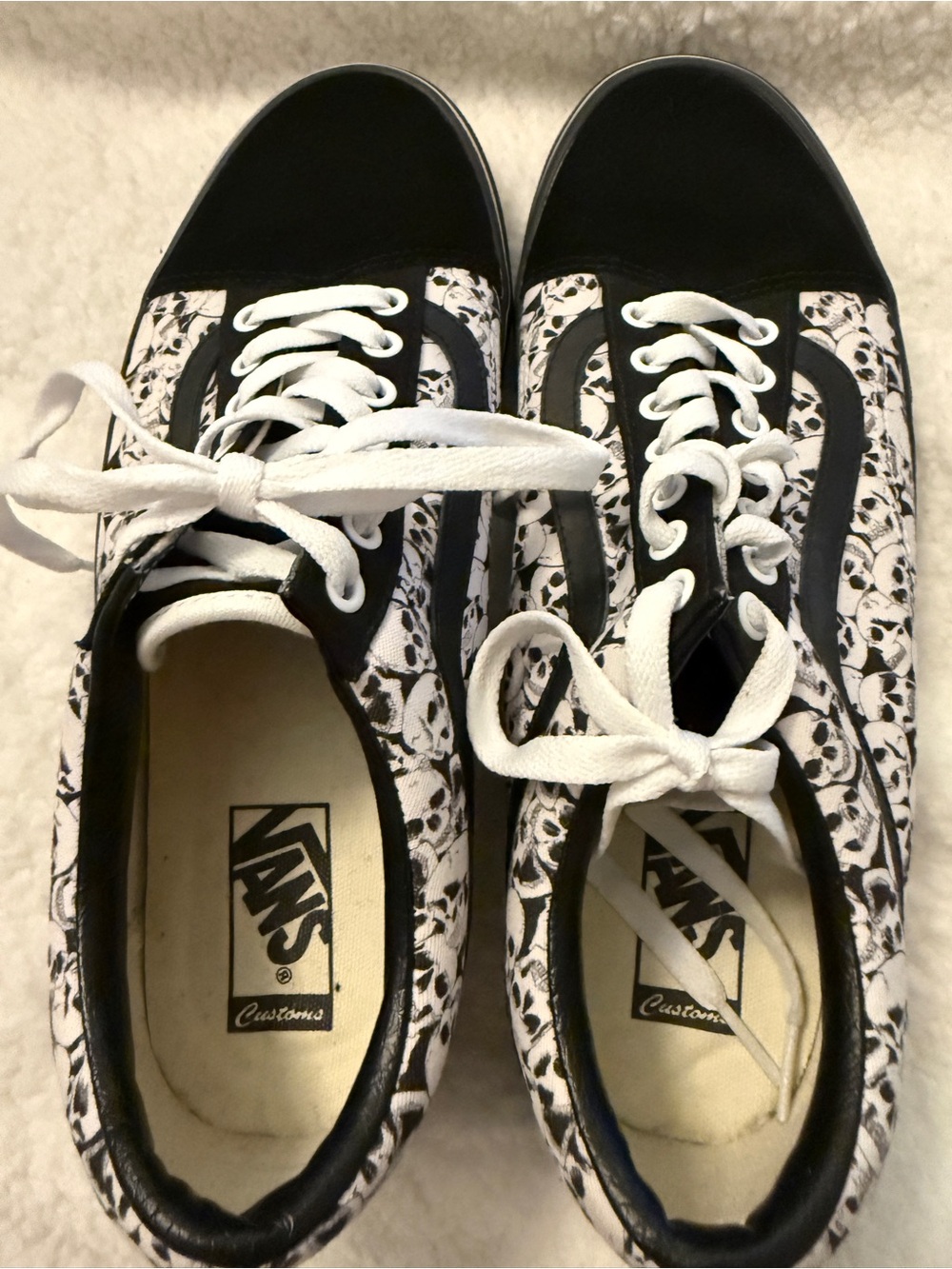 Vans men’s Black & White Skull-Print Skate Sneakers